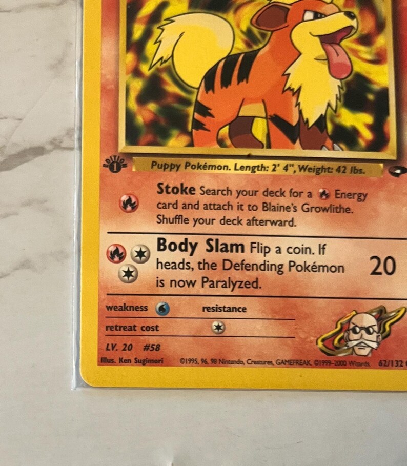 以下が含まれることがあります： オレンジと黒の毛並み、黄色のたてがみ、ピンクの舌を持つ漫画の犬が描かれたポケモンカード。カードには、「Body Slam」や「Stoke」など、キャラクターの能力とステータスを説明するテキストが含まれています。カードはLV. 20です。