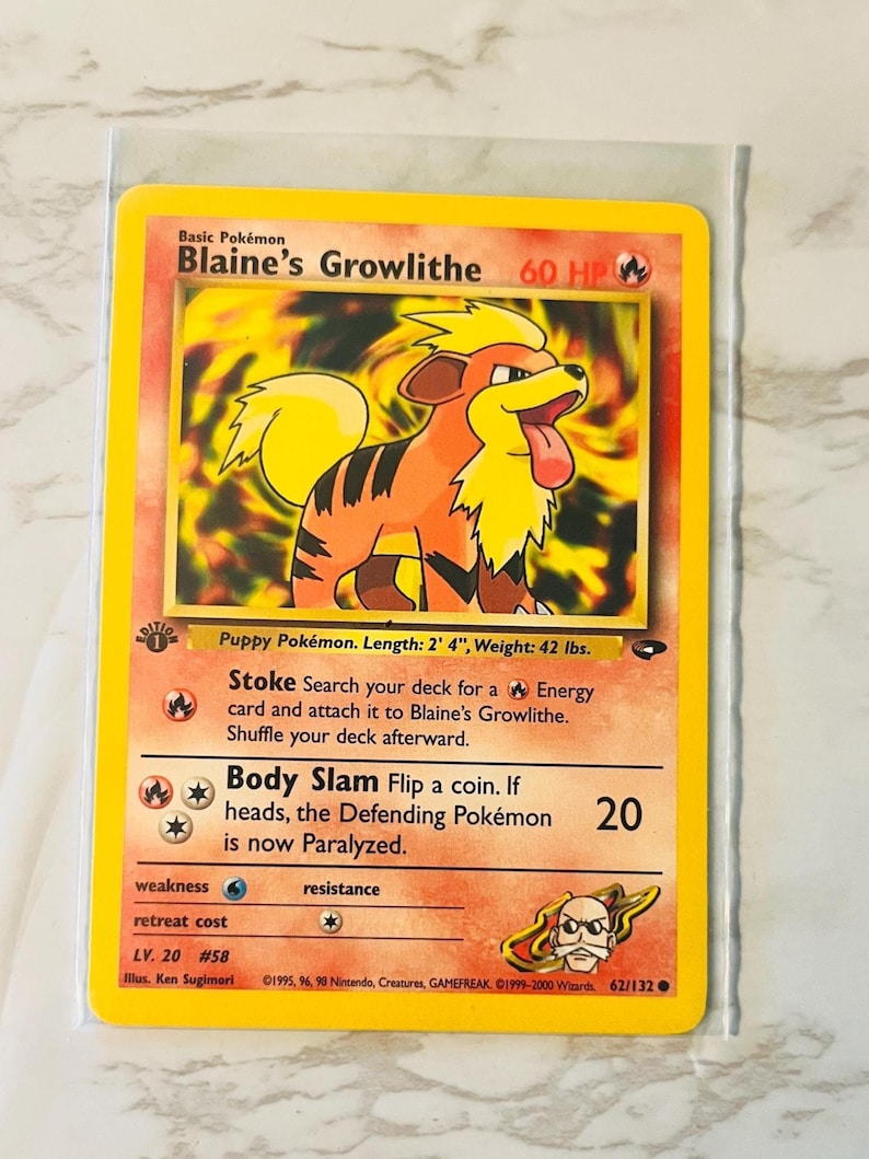 以下が含まれることがあります： 黄色いブーメランズ・グロウライツのポケモンカード。オレンジと黄色の毛皮を持つグロウライツのイラストが描かれています。カードには、ポケモンの名前、HP、攻撃の詳細などのテキストがあります。カードの長さは71cm、重さは19kgです。