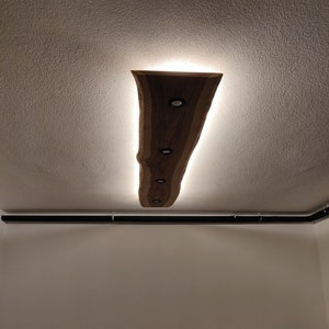 Lámpara de techo de madera de roble Extra grande con luz directa y ambiental borde vivo efecto flotante Lámpara de tocador iluminación deckenlampe holz wandlampe imagen 3