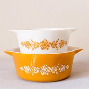 Vintage Pyrex Butterfly Gold Casserole Dishes - 1.5 & 2.5 Quart 2pc Set