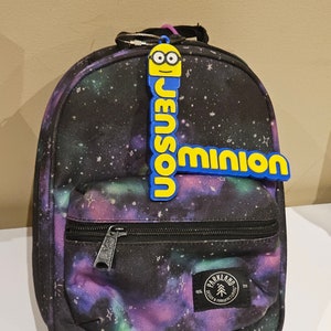 Porte-clés étiquette de nom Minion, enfant personnalisé avec étiquette de nom de sac à dos, sac à lunch personnalisé, porte-clés ignoble, étiquette de nom minion de retour à l'école
