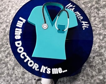 Badge 3D « C’est moi. Bonjour. Je suis le médecin/chirurgien » - Enrouleur ou aimant (à vous de choisir !)