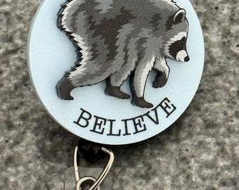 3D 'Jimothy tvättbjörnen - 'Believe' eller 'WWJD' eller 'smyga till snackisarna' eller 'Rise and Grind' - Badge-rulle eller magnet (du bestämmer!)