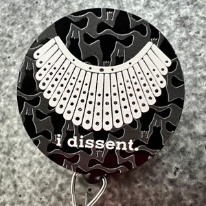 Uterus & Ovarien ‘i dissent’ - UV gedruckt auf Acryl veredelt als Badge Reel oder Magnet oder Pin