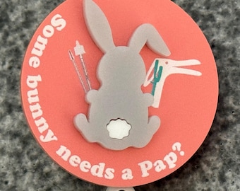 3D "Qualche coniglietto ha bisogno di un pap test?" - Portabadge o calamita (a te la scelta!)