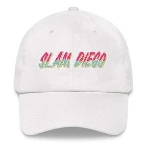 Peut inclure: Casquette de baseball blanche avec le texte "SLAM DIEGO" brodé en rose, vert et jaune.