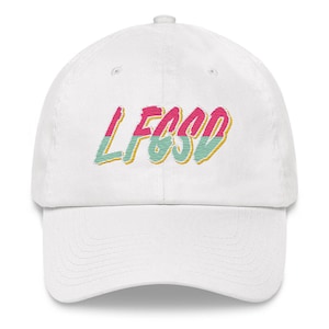 Peut inclure: Casquette de baseball blanche avec le mot "LFCSO" brodé en rose, vert et jaune.