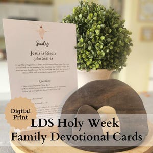 Puede incluir: Un conjunto de tarjetas de devoción familiar para la Semana Santa de la Iglesia de Jesucristo de los Santos de los Últimos Días imprimibles. Las tarjetas presentan un recorte de madera marrón de una tumba con un interior blanco y una tarjeta blanca con el texto "Domingo, Jesús ha resucitado, Juan 20:11-18".