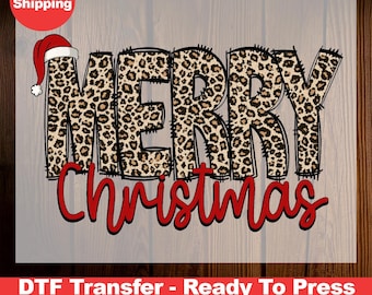 Könnte beinhalten: Ein digitales Transferdesign mit den Worten "Merry Christmas" in einem Leopardenmuster. Die Wörter sind schwarz umrandet und der Text "Christmas" ist rot.