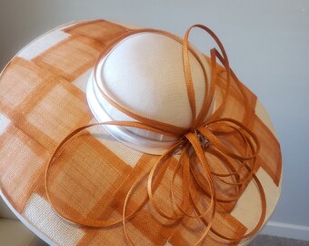 Cappello stuoia a tesa larga con lavorazione patch ideale per derby, ascot, madre della sposa/sposo, invitati al matrimonio e tutti gli eventi formali