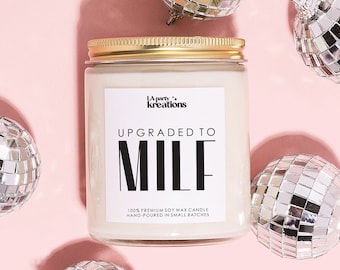 ACTUALIZADO A MILF, regalo de baby shower, anuncio de bebé, regalo de broma, vela de soja, bebé nuevo divertido, regalo de embarazo, futura mamá, nueva mamá