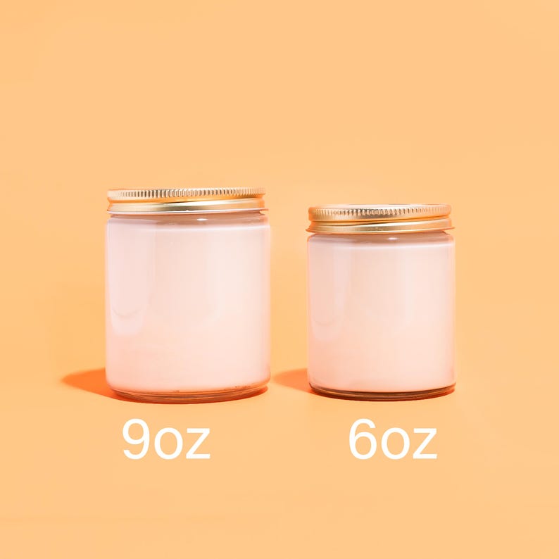 Puede incluir: Dos tarros de velas de vidrio con tapas doradas. El tarro m&aacute;s grande es de 9 oz y el m&aacute;s peque&ntilde;o es de 6 oz.