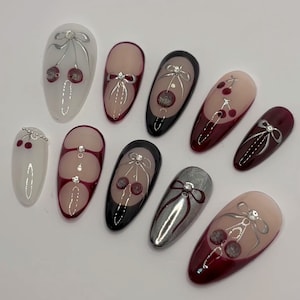 Coqueta de color rojo cereza y plata cromada Prensa en uñas / Prensa de lujo en uñas / Uñas postizas / Lazo de cinta 3D / Uñas Y2K