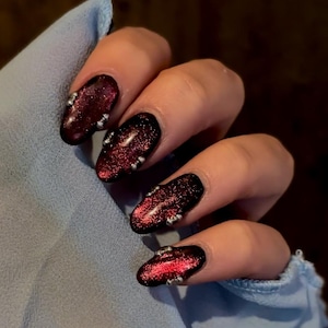 Uñas postizas con diseño de ojo de gato rojo / uñas perforadas / uñas cortas pintadas a mano con diseño de almendra / uñas navideñas