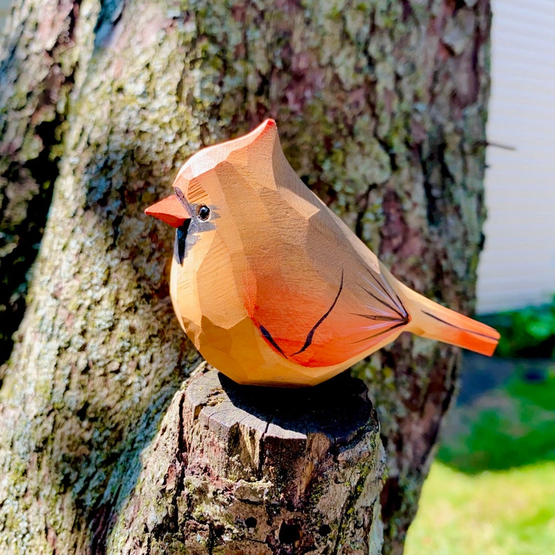 Cardinal fait main sculpture sur bois oiseau Figurine cardinaux en bois Cardinal option de gravure cadeau d'anniversaire personnalisé amoureux des oiseaux cardinalis female