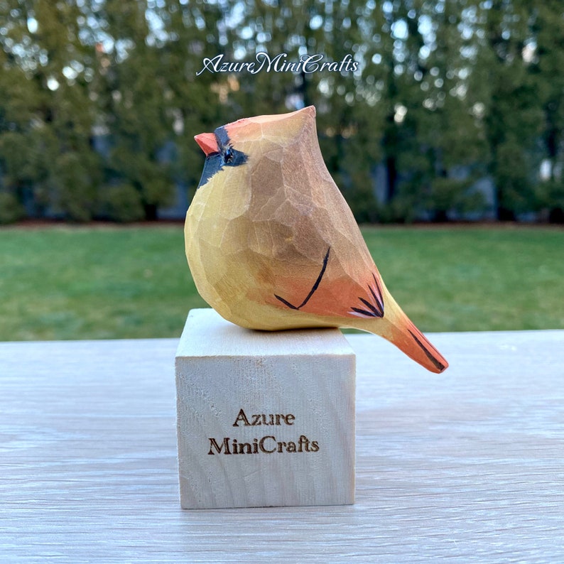 Cardinal fait main sculpture sur bois oiseau Figurine cardinaux en bois Cardinal option de gravure cadeau d'anniversaire personnalisé amoureux des oiseaux FemaleCardinal+base