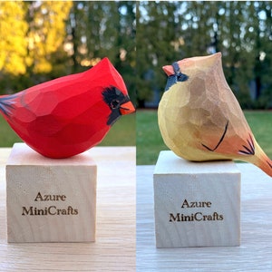 Cardinal fait main sculpture sur bois oiseau Figurine cardinaux en bois Cardinal option de gravure cadeau d'anniversaire personnalisé amoureux des oiseaux 2Cardinal(M+F)+2base