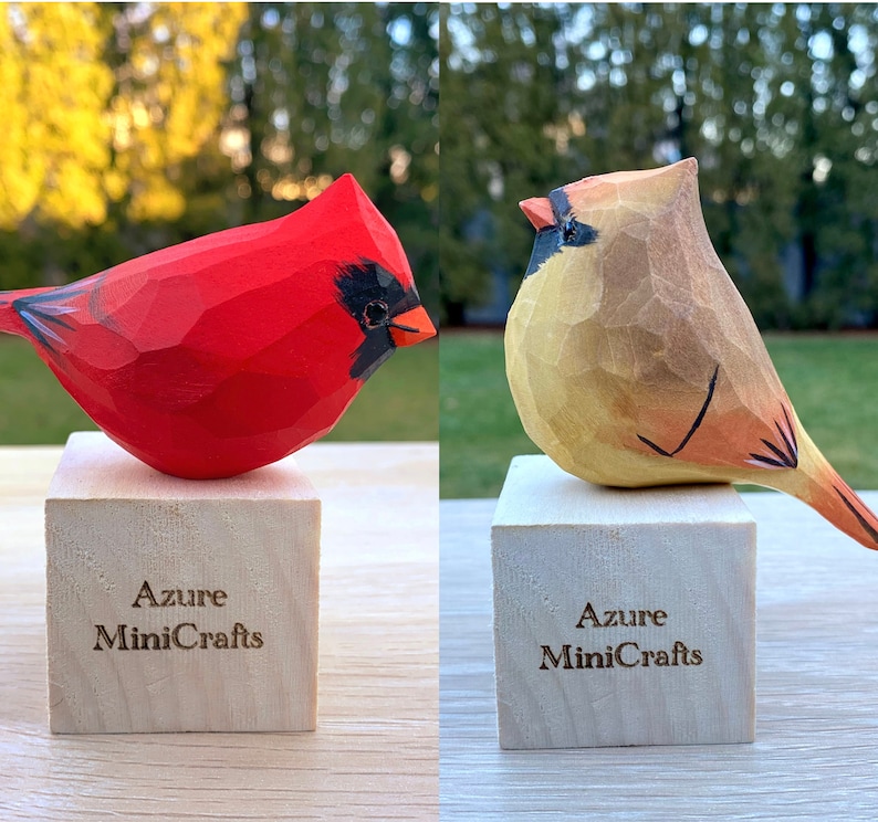 Cardinal fait main sculpture sur bois oiseau Figurine cardinaux en bois Cardinal option de gravure cadeau d'anniversaire personnalisé amoureux des oiseaux 2Cardinal(M+F)+2base