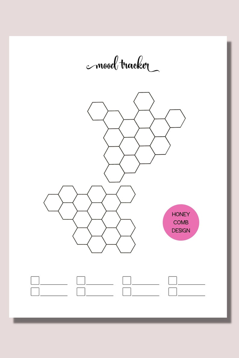 K&ouml;nnte beinhalten: Ein wei&szlig;es Mood-Tracker-Blatt mit einem Wabenmuster. Die Worte "mood tracker" sind oben in Kursivschrift geschrieben. Ein rosa Kreis mit den Worten "HONEY COMB DESIGN" befindet sich auf der rechten Seite.
