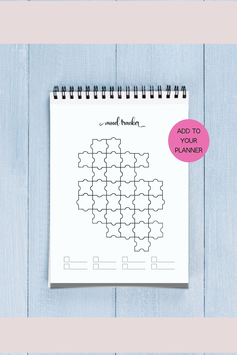 K&ouml;nnte beinhalten: Ein wei&szlig;es Spiralnotizbuch mit einem schwarzen Puzzle-Stimmungs-Tracker-Design. Die Worte "mood tracker" sind kursiv geschrieben. Ein rosa Kreis mit dem Text "ADD TO YOUR PLANNER" befindet sich auf der rechten Seite.