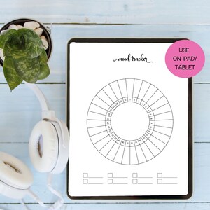 K&ouml;nnte beinhalten: Ein digitaler Stimmungstracker auf einem Tablet. Der Tracker ist ein kreisf&ouml;rmiges Diagramm mit nummerierten Abschnitten f&uuml;r jeden Tag des Monats. Der Text "mood tracker" steht &uuml;ber dem Diagramm. Ein rosa Kreis mit dem Text "USE ON IPAD/TABLET" befindet sich oben rechts.