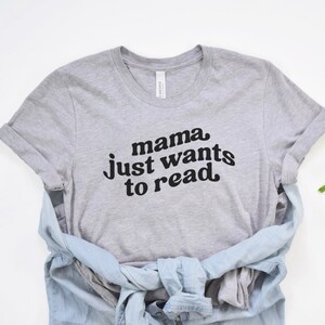 Camisa de mamá / Amante de los libros Mamá solo quiere leer / Regalo del día de la madre / Camiseta de ratón de biblioteca / Libro Nerd Mamá / Camisa de lectura retro ondulada