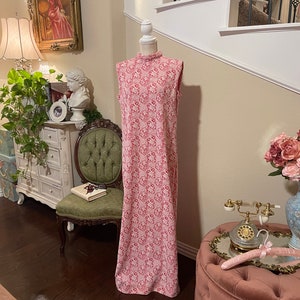 Robe longue rose faite maison à fleurs rose des années 1960 (taille moyenne)