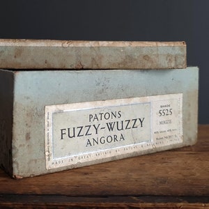 Boîte en carton vintage vieillie - boîte en papier des années 1950 - étiquette angora floue wuzzy - décoration de chalet minable - rustique chic