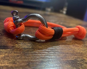 Paracord Shackle Bracelet
