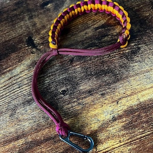 Correa de muñeca ajustable Paracord para dispositivos. Incluye mini mosquetón - Elija su(s) color(es) - Hecho a mano - Útil para cámaras u otros dispositivos