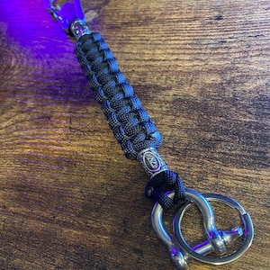 Paracord Viking Keychain w Heavy Duty Shackle + Carabiner - Black