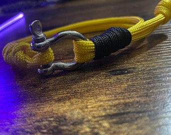 Paracord Shackle Bracelet - Handmade Bracelet - Unisex - Adjustable