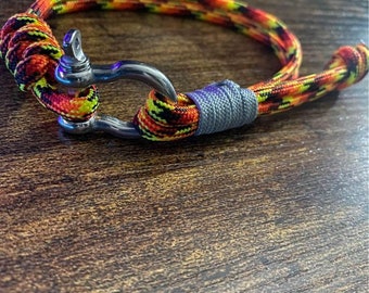 Paracord Shackle Bracelet - Handmade Bracelet - Unisex - Adjustable