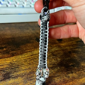 Paracord Skull Bead Keychain with Mini Carabiner - Paracord Keychain - Skulls