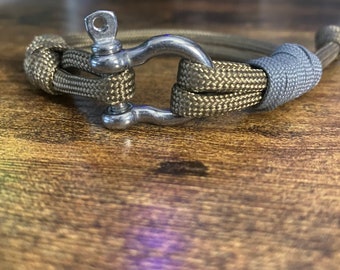 Paracord Shackle Bracelet - Handmade Bracelet - Unisex - Adjustable