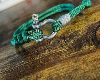 Paracord Shackle Bracelet - Kelly Green - Handmade Bracelet - Unisex - Adjustable