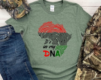 Camisas del orgullo africano, camisa del mapa de África con huellas dactilares, camiseta está en mi ADN, camiseta nativa de África, camiseta de raíces africanas, traje de historia negra