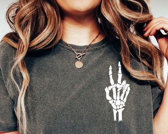 Camiseta con el símbolo de la paz de esqueleto, camiseta con mano de esqueleto Comfort Colors®, camisetas de Halloween de esqueleto, Halloween para mujer, regalos de Halloween
