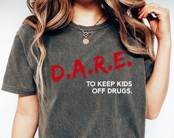 Camiseta retro D.A.R.E. - Camisetas con refranes - Camiseta familiar - Camiseta para mantener a los niños alejados de las drogas - Colores cómodos - Camiseta estilo vintage de los 90 - Regalo para ella