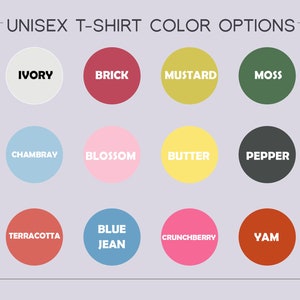 Op de afbeelding: Afbeelding met een kleurenkaart voor unisex T-shirts. De kaart toont twaalf kleuropties: Ivory, Brick, Mustard, Moss, Chambray, Blossom, Butter, Pepper, Terracotta, Blue Jean, Crunchberry en Yam, elk in een cirkel.