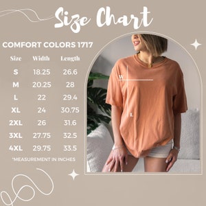 Op de afbeelding: Een maattabel voor Comfort Colors 1717 t-shirts. De tabel geeft de maten S tot en met 4XL weer met breedte- en lengtematen in inches. Een persoon draagt een oranje t-shirt. De tekst "Size Chart" staat bovenaan.