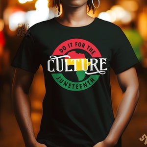 Pode incluir: Camiseta preta com um gráfico circular vermelho, amarelo e verde que diz "Do it for the Culture Juneteenth".