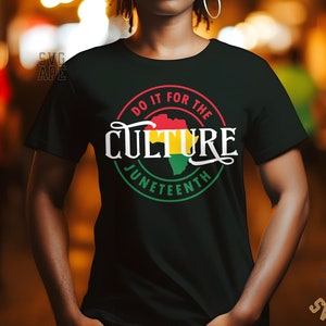 Pode incluir: Camiseta preta com um gráfico circular que diz "Do it for the Culture Juneteenth" com um contorno vermelho, amarelo e verde do continente africano dentro do círculo.