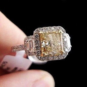 Anello di fidanzamento con diamante taglio radiante giallo da 2,35 ct, anello di promessa per anniversario, anello di nozze con tre pietre e diamanti Halo, anello di diamanti da laboratorio