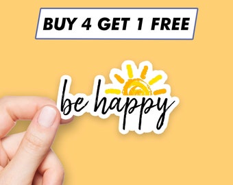 Può includere: Un adesivo bianco con un sole giallo e il testo "be happy" in nero. L'adesivo è tenuto da una mano. Lo sfondo è di colore giallo uniforme. Il testo "BUY 4 GET 1 FREE" è in un rettangolo blu nella parte superiore dell'immagine.