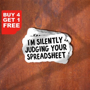 Sticker I'm Silently Judging Your Spreadsheet, stickers wiskunde, laptopstickers wiskunde, sticker waterfles, sticker kantoor