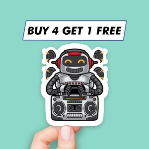 Könnte beinhalten: Ein weißer Roboter mit roten Akzenten, der Kopfhörer trägt und eine Boombox hält. Der Roboter hat einen fröhlichen Ausdruck und ist von Lautsprechern umgeben. Der Text "BUY 4 GET 1 FREE" befindet sich oben im Bild.