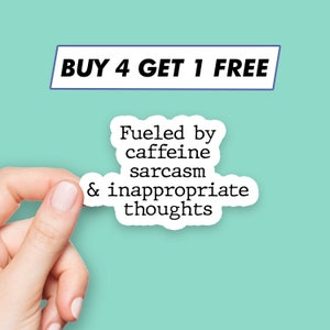 Puede incluir: Pegatina blanca con texto negro que dice "Fueled by caffeine sarcasm & inappropriate thoughts". Una mano sostiene la pegatina. La pegatina está sobre un fondo azul claro. El texto "BUY 4 GET 1 FREE" está en un rectángulo azul en la parte superior de la imagen.