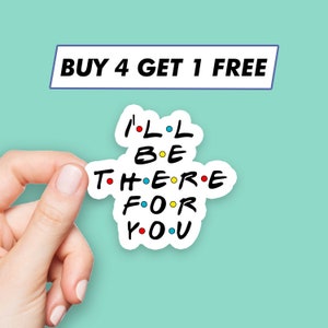 以下が含まれることがあります： 白いステッカーに黒い文字で「I'll Be There For You」と書いてあり、文字の間にはカラフルなドットがあります。ステッカーは手で持たれています。「BUY 4 GET 1 FREE」という文字が、画像の上部に青い長方形の中にあります。