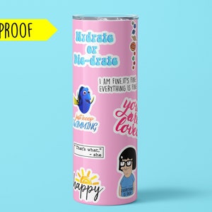 K&ouml;nnte beinhalten: Rosafarbener Edelstahlbecher mit verschiedenen Aufklebern, darunter "Hydrate or Die-drate", "Just Keep Swimming", "You are loved" und "Happy".